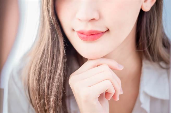 弯弓口唇形端正丰厚，嘴角上翘，随时看起来像在微笑。（示意图／shutterstock）