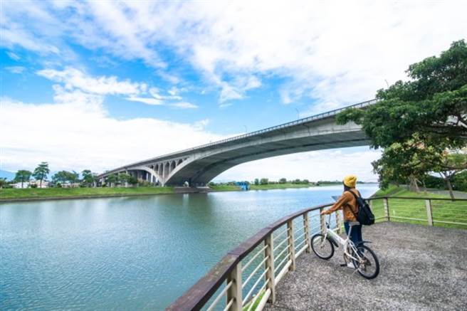 冬山自行车道完善铺设，途中有多个可停留休息、坐看冬山河景的小站。
(图/行遍天下)