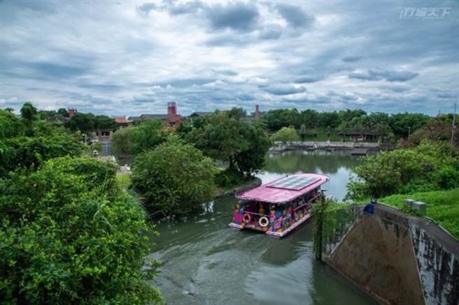 沿途遇到传艺中心的游船，挥挥手跟游客打招呼吧！
(图/行遍天下)