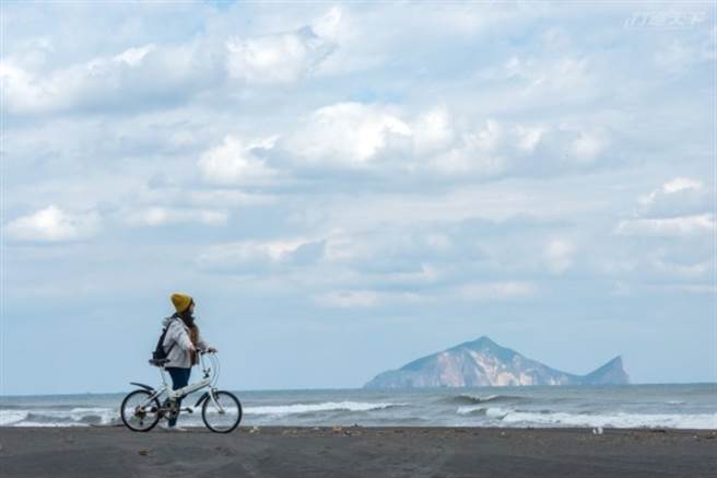 冬山河出海口的秘境沙滩，可以跟巨大龟山岛相遇。(图/行遍天下)
