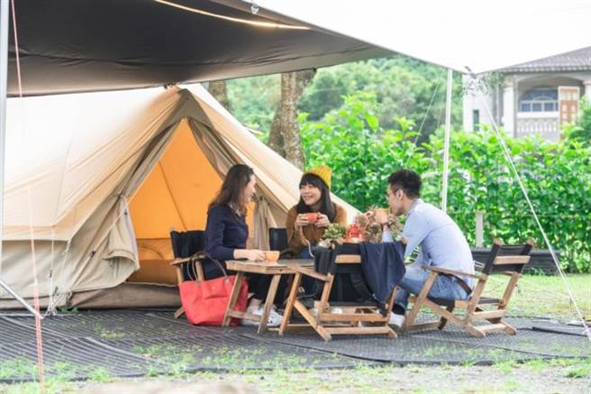 东风绿活露营地在悠哉客厅帐里跟好友来场对谈。(图/行遍天下)