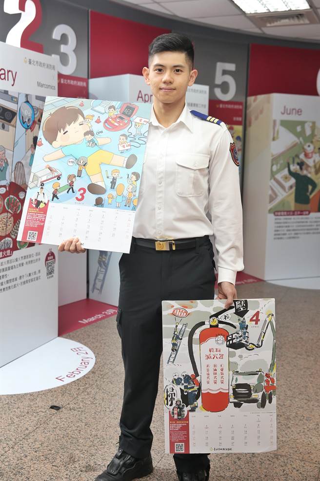 现场以走秀方式，由身着救护服的邱正德展现防灾月历三、四月份插图。（杜宜谙摄）