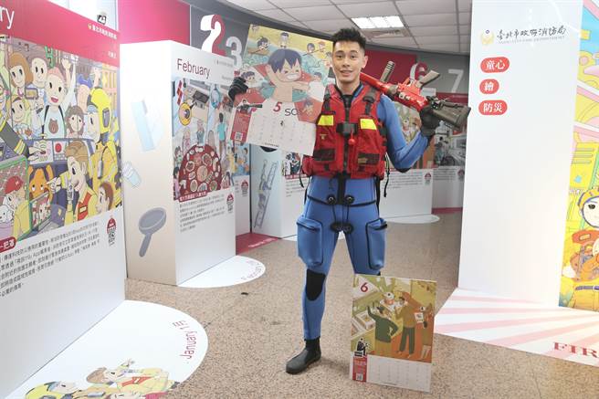 现场以走秀方式，由身着防寒衣的叶祖瑜展现防灾月历五、六月份插图。（杜宜谙摄）