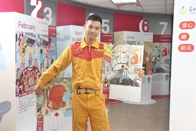 现场以走秀方式，由身着搜救服的劭奕伟展现防灾月历七、八月份插图。（杜宜谙摄）