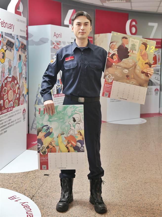 身着火调服的杨峰昆展现防灾月历十一、十二月份插图。（杜宜谙摄）