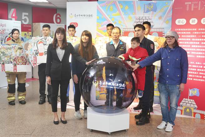 台北市政府消防局10日公布首次与台湾知名插画家合作的111年防灾月历，现场有前来参访的台北市私立立人国际国民中小学暨附设幼儿园小朋友一同参与问答。（杜宜谙摄）
