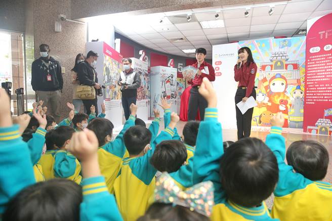 现场有前来参访的台北市私立立人国际国民中小学暨附设幼儿园小朋友一同参与问答。（杜宜谙摄）