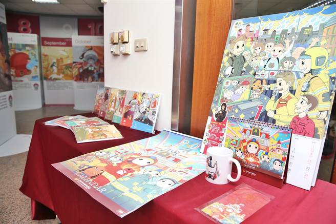 111年防灾月历，将严肃的防灾议题以温暖柔和色调生动表现并做成各式产品，让给新一年的每一天都能有满满温暖正能量陪伴。（杜宜谙摄）