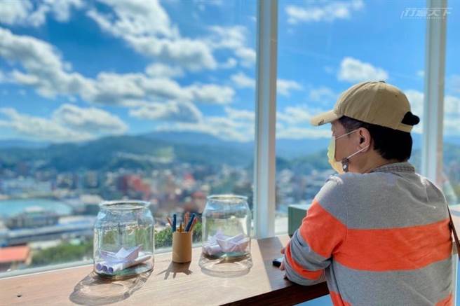 由废校的太平国小转型的太平青鸟，被形容是拥有港景第一排风景的看海书店。
(图/行遍天下)