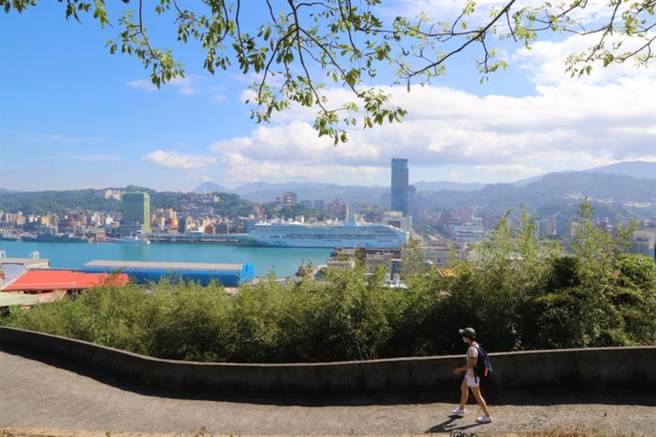 从太平青鸟书店旁即可俯瞰基隆港。
(图/行遍天下)