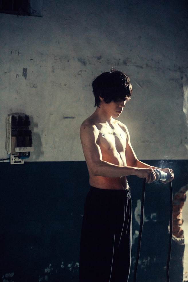 卢广仲霸气秀结实胸腹肌。（添翼创越工作室提供）