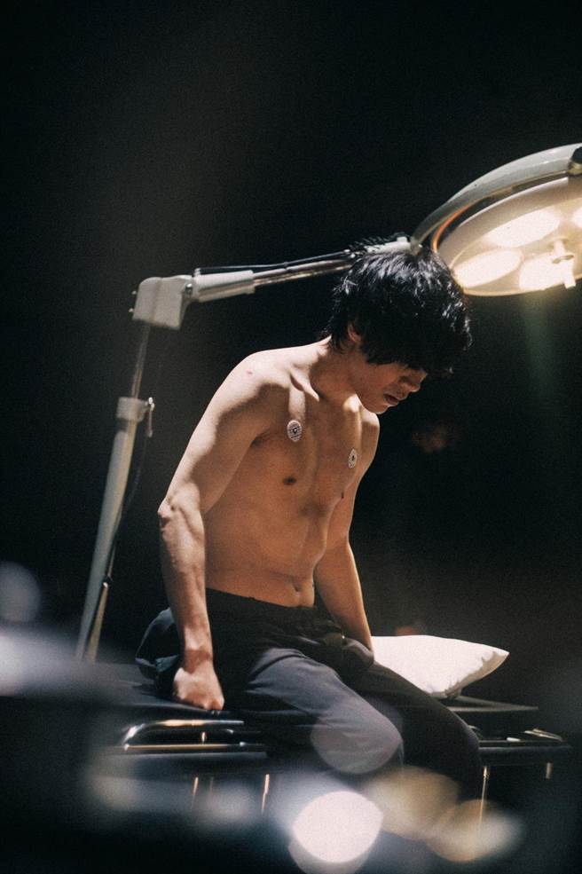 卢广仲大方裸上身秀出好身材。（添翼创越工作室提供）