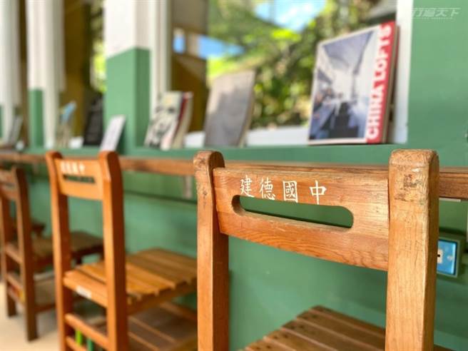 阅读座位使用学校课椅饶富趣味。
(图/行遍天下)