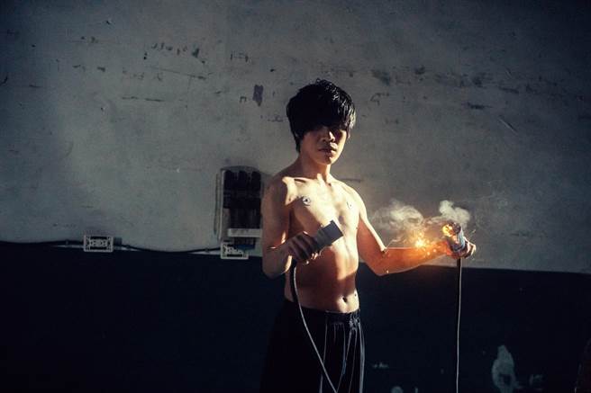 卢广仲推出新创作专辑《励志论》，近来释出新歌〈轻轻〉MV。（添翼创越工作室提供）