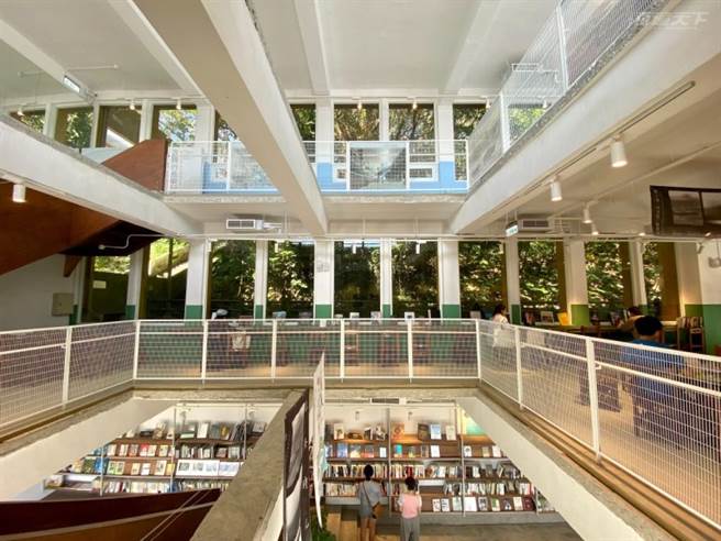 位在虎仔山山腰处的太平青鸟，一侧依偎绿意盎然的树林，另一侧可眺望基隆港湾。
(图/行遍天下)