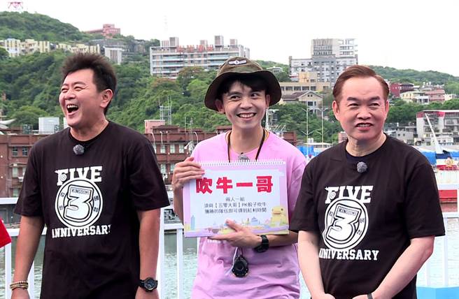 綜藝大哥庹宗康及康康一起玩吹牛。（台視提供）