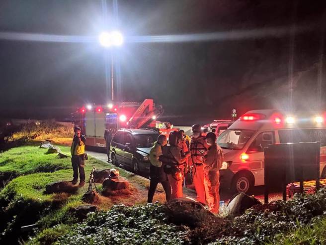 新北消防及海巡人员在场搜救。（新北市消防局提供）