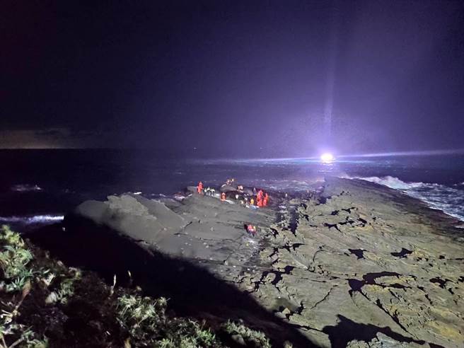 新北消防及海巡人员在场搜救。（新北市消防局提供）