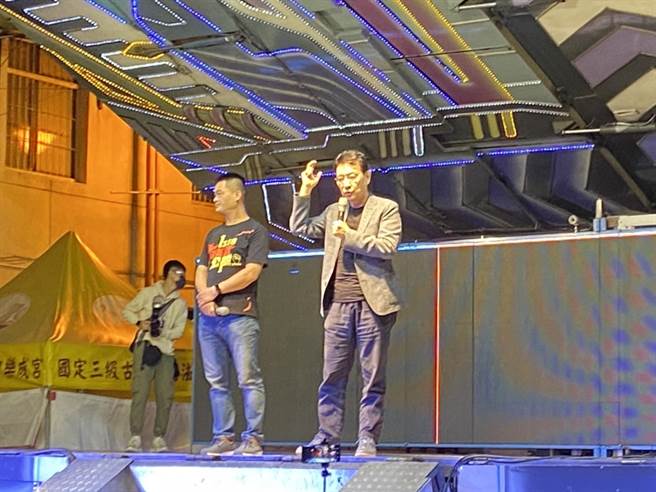 国民党10日晚上在台中乐成宫举办「公投顾台湾、民主拚未来」台中开讲，中广董事长赵少康指出，民进党不是台湾队是害台湾队。（冯惠宜摄）