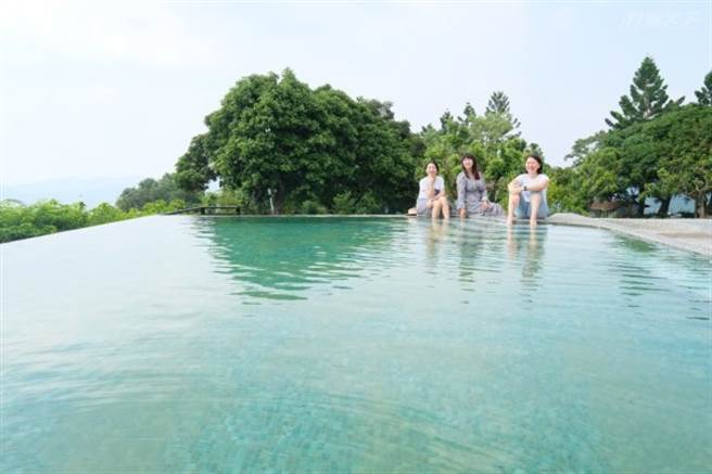 嘉玲与表姐、妈妈一起在池畔享受衝浪帅哥给的大麻巧克力，就是在仙湖农场无边际泳池拍摄。
(图/行遍天下)
