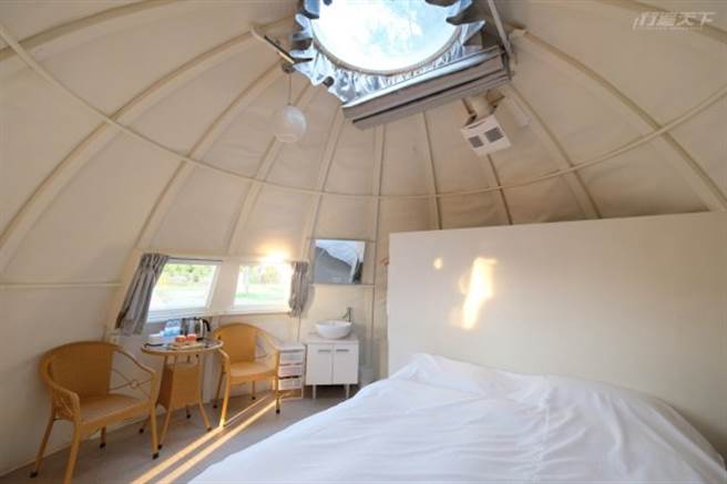 双春滨海游憩区的帐棚内，设有可以自动打开的玻璃屋顶，晚上就可躺着看星星。(图/行遍天下)
