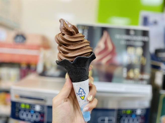 全家和精品巧克力畬室推出的联名霜淇淋，吸引不少民眾朝圣打卡，不过「畬」字怎么念却考倒一票消费者。（图／全家便利商店提供）