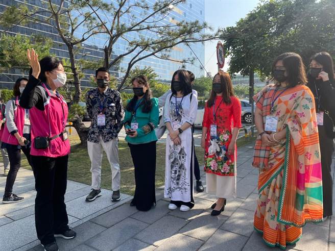 透過台中市政府的專業導覽，國際學生也體認到城市外交的重要性。(朝陽科大提供／林欣儀台中傳真)
