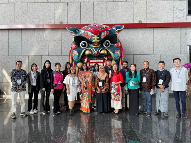 透過參訪，朝陽國際學生對台中友善的求學環境，有了更進一步的認識。(朝陽科大提供／林欣儀台中傳真)