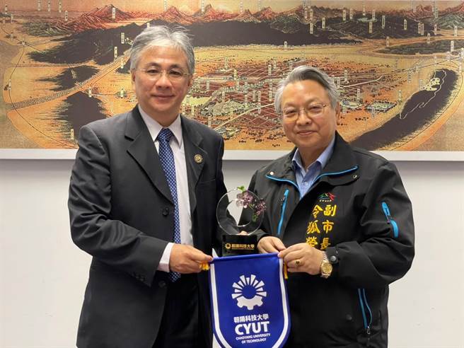 朝陽科大校長鄭道明(左起)特別代表學校感謝副市長令狐榮達的熱情接待，以及市府對國際學生的重視。(朝陽科大提供／林欣儀台中傳真)