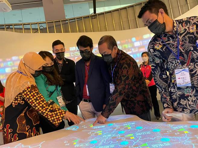 以施政藍圖融合在地特色所打造的台中願景館，讓朝陽科大的國際學生留下深刻印象。(朝陽科大提供／林欣儀台中傳真)