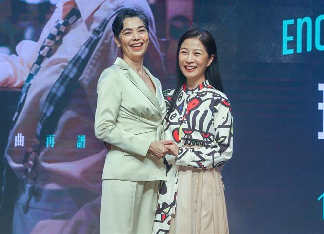 方文琳（右）和赖佩霞在同志短片《安可玛莎》饰演晚春伴侣。（粘耿豪摄）