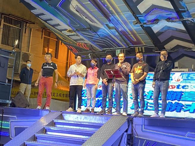 國民黨10日晚上在台中樂成宮舉辦「公投顧台灣、民主拚未來」台中開講，由前總統馬英九壓軸宣講。（馮惠宜攝）