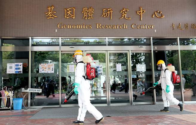 台北市環保局人員10日午間進入發生本土感染新冠肺炎病例的中研院基因體研究中心，對大樓內外進行全面的消毒。(鄭任南攝）
