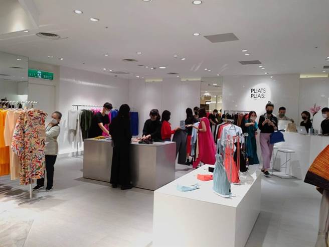 新光三越台中中港店3楼大改装今日盛大开幕，日本PLEATS PLEASE品牌涌入大批顾客採购。（图／曾丽芳）