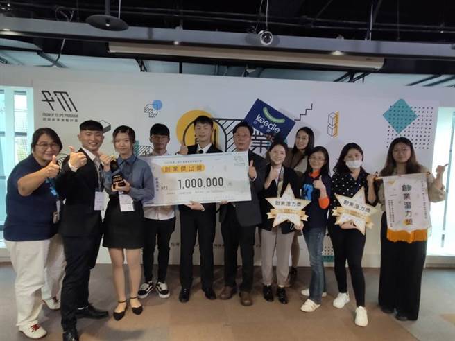 （中科管理局副局長施文芳(右6)與輔導獲獎團隊合影。圖／中科提供）