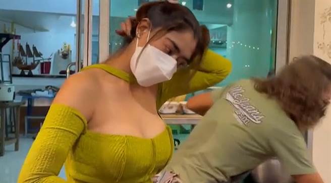 負責賣海鮮粥的唐雅，胸前豪乳呼之欲出，十分顯眼。（圖／翻攝自《Sanook》）