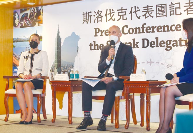 9日斯洛伐克經濟部政務次長葛力克（右）與外交部經濟合作總司長季絲（左）舉行記者會，說明雙方經貿以及產業合作等相關議題，並簽署多項MOU加強雙方合作。圖／王英豪