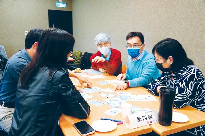 「倫流說理」桌遊要讓抽象的企業倫理，更容易吸引同學目光。圖／信義房屋提供