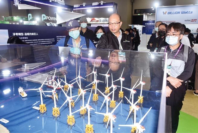台電公司再生能源處處長蔡英聖在「台灣國際智慧能源週」會場為民眾介紹台電再生能源技術與策略。圖／顏謙隆