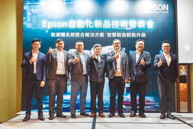 羅昇企業總經理李長堅（中）、Epson台灣總經理黃紀翰（右三）於智慧製造輕鬆升級發表會大合影。圖／業者提供