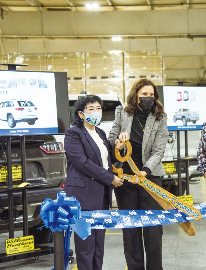 密西根州长Gretchen Whitmer（右）与联嘉光电集团总经理黄昉钰女士（左）携手剪彩，开启联嘉光电全球布局的崭新篇章。图／业者提供