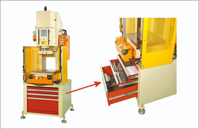 金上源公司开发出的油压冲床专用工具柜型桌架，可实现6S工作环境管理目标。图／业者提供