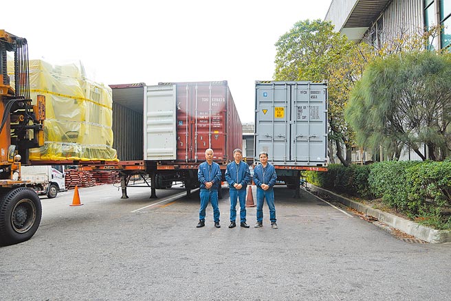 台灣麗馳高階經營團隊（左起副總經理余瑞其、副總經理蔣煥榮、協理蔡培火）全力衝刺業績，在新冠疫情下營運動能快速回升，圖為該公司工具機正準備裝櫃出貨到國外市場。圖／業者提供