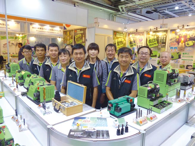 台利村行销团队由董事长廖明城、总经理廖明科带领全力抢攻台中自动化机械展商机。图／庄富安