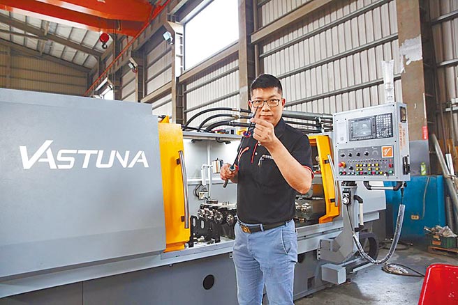 纬斯特生产枪钻及炮钻系统加工机台，抢占国内外深孔加工机市场；图为总经理赖信甫。图／业者提供