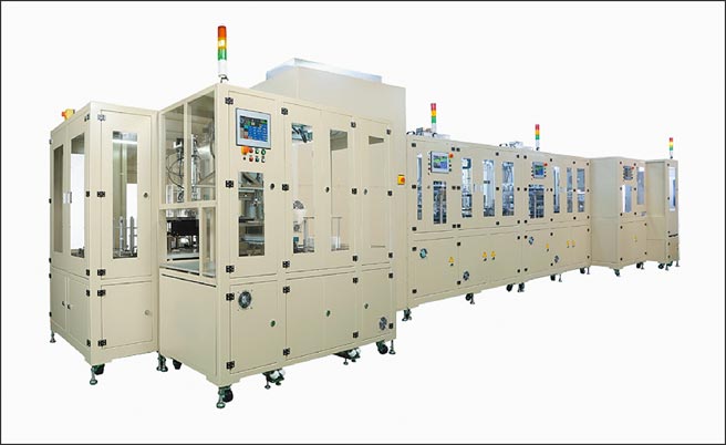 龙进自动机械独步全球的晶片端电极涂布设备（SMD）技术，让台湾研发的技术及设备在世界发出闪耀光芒，独步全球。图／龙进自动机械提供