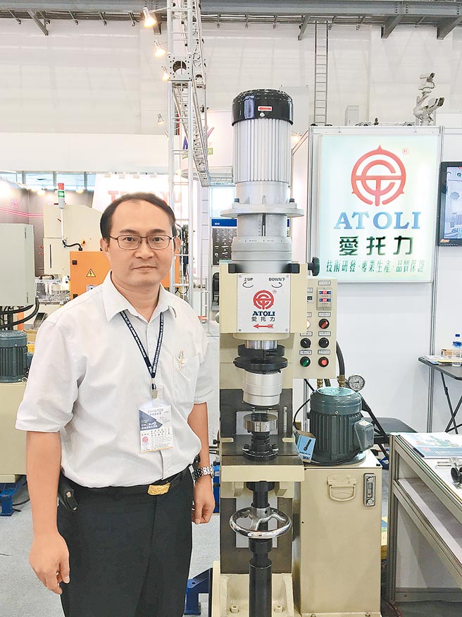 承通公司总经理洪坤铭及产品。图／蔡荣昌