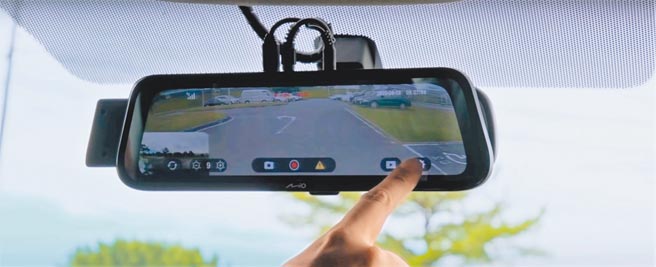 Mio全屏觸控式MiVue R750D 搭載9.66吋大螢幕且採電容式觸控設計，直覺操作更簡單。圖／業者提供