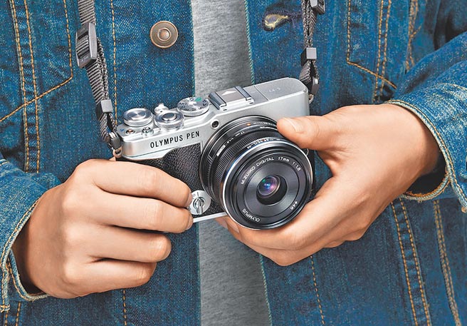 OLYMPUS PEN E-P7日系復古微型单眼相机，创意色彩一拨即现，以影像艺术復兴城市浪漫。图／业者提供