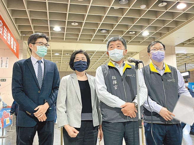 卫福部长陈时中9日前往板桥车站视察疫苗接种站。（新北市卫生局提供／叶德正新北传真）